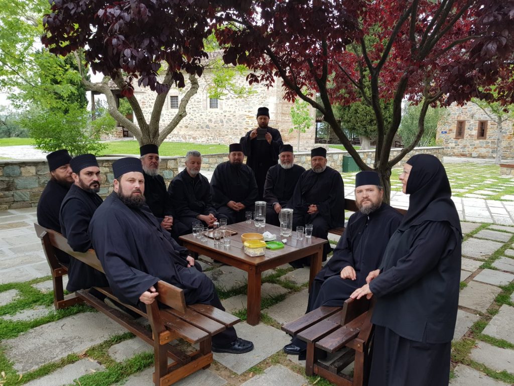 Popas după săvârșirea Trisaghionului pentru Starețul Emilianos. În curtea Mănăstirii Ormylia. 9 mai 2019, ora 17.00.